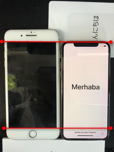 iPhoneXとiPhone7プラスのディスプレイの上部を基準に比較した画像