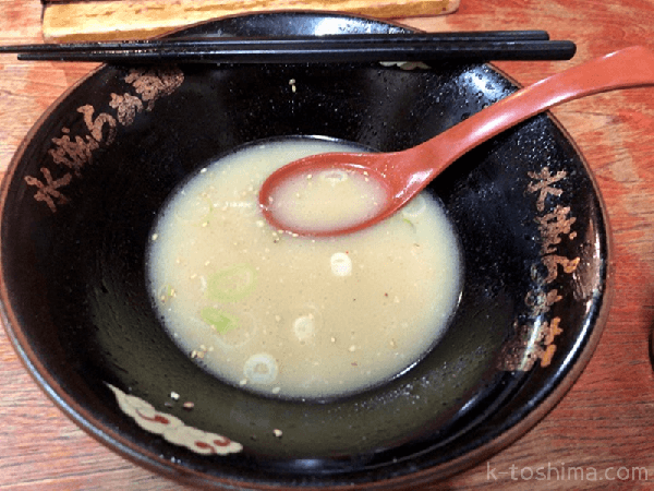 「水城らあ麺」スープと丼ぶりの画像