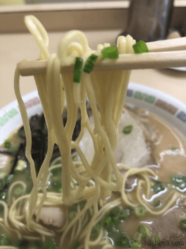 「愛ちゃんラーメン」中太ストレート麺