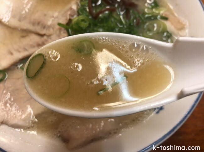 長浜屋台 一心亭本店のチャーシュー麺のスープ