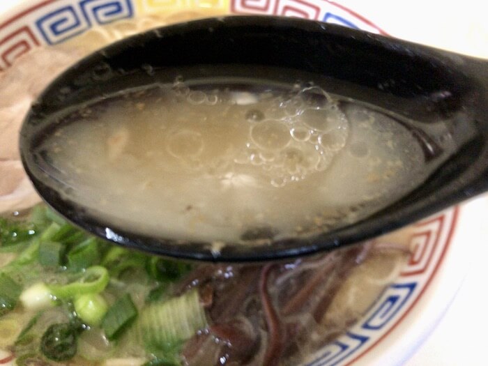 龍ラーメンの豚骨スープ