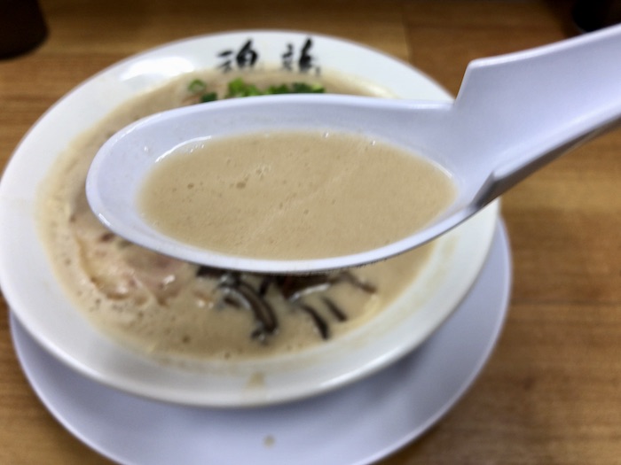魂龍らーめんの豚骨スープ